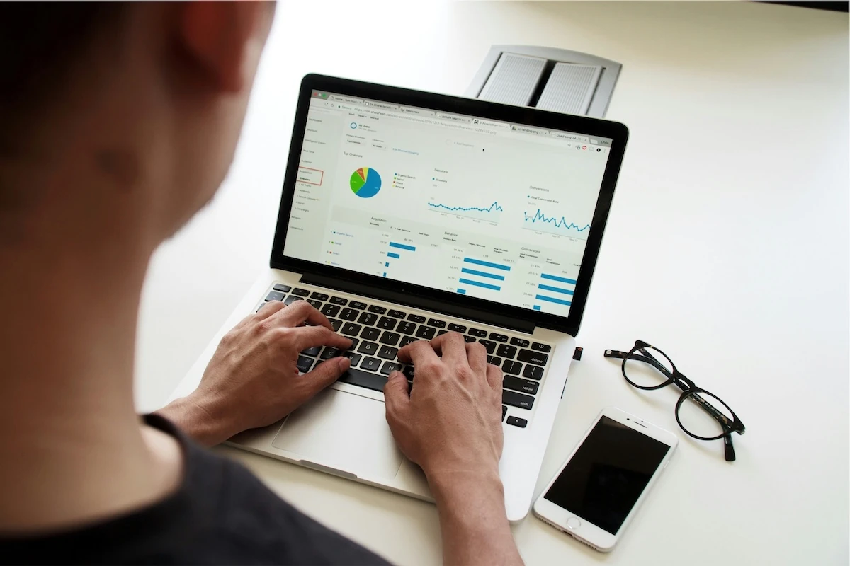 Auditeur réalisant un audit dans le but d'accorder une certification Qualiopi