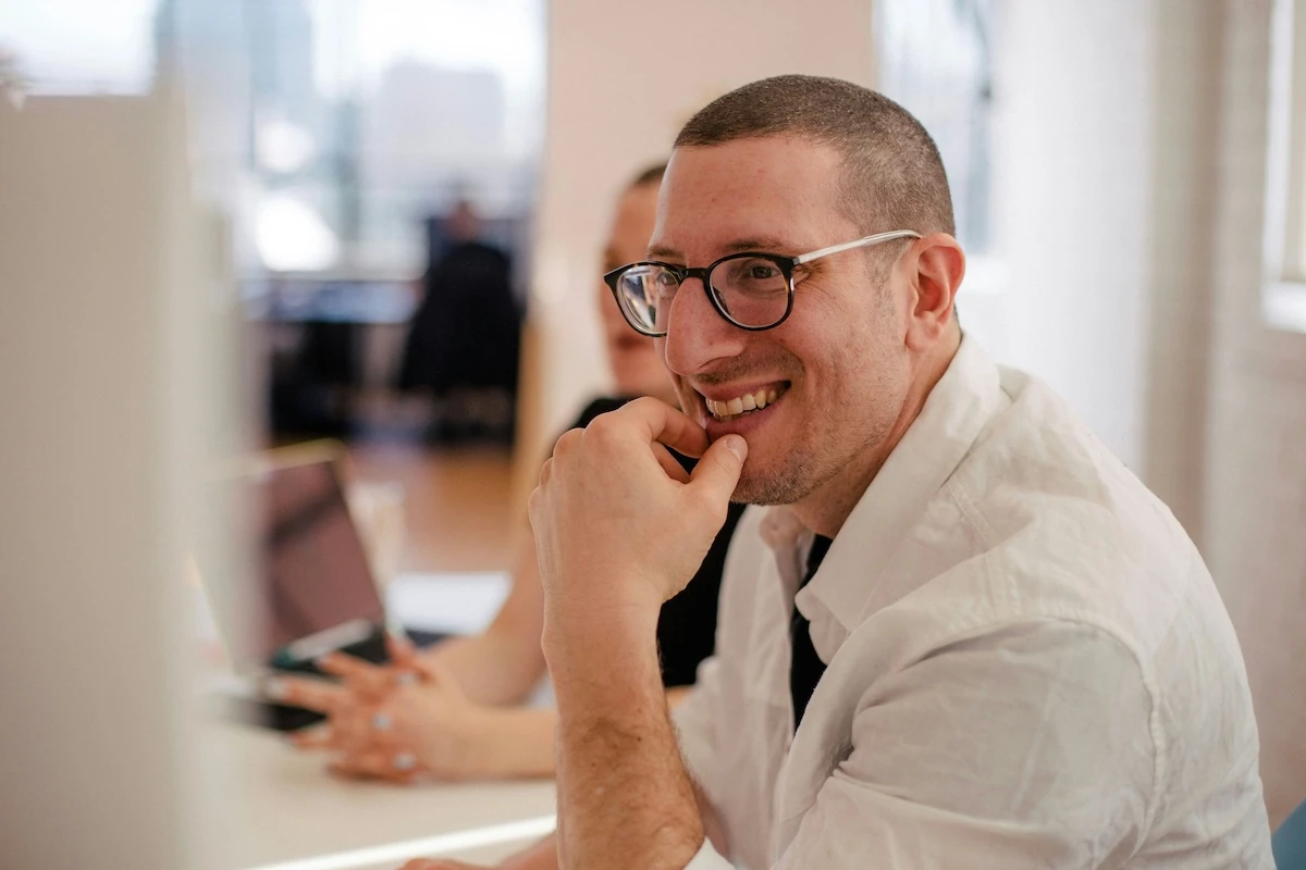 Employé souriant illustrant la qualité de vie au travail (QVT)