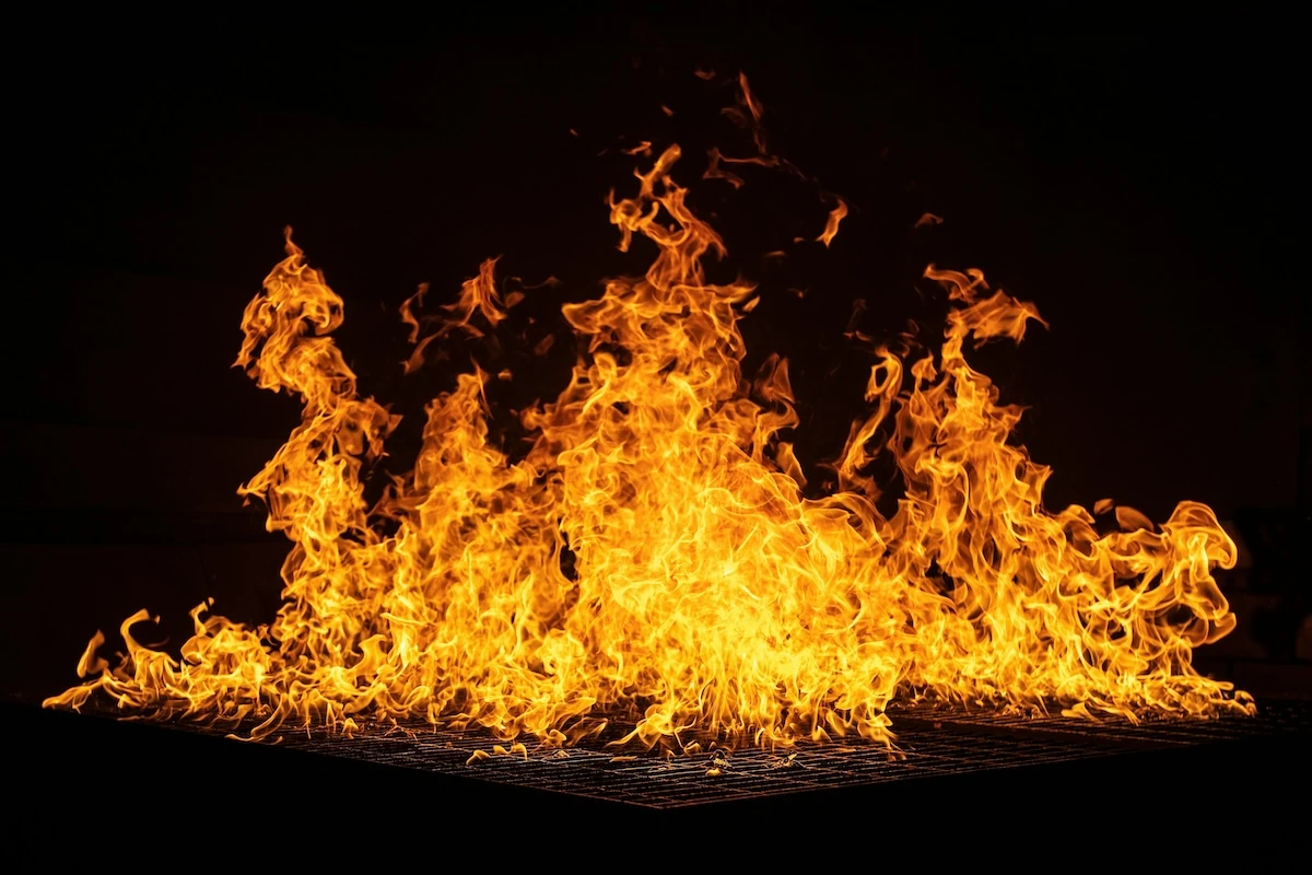 Flammes illustrants un incendie en entreprise