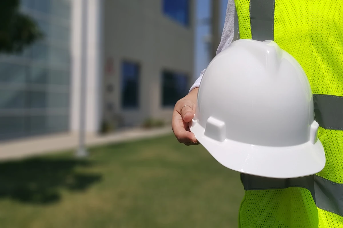 Casque de sécurité symbolisant la sécurité apportée par la réalisation d'un DUERP