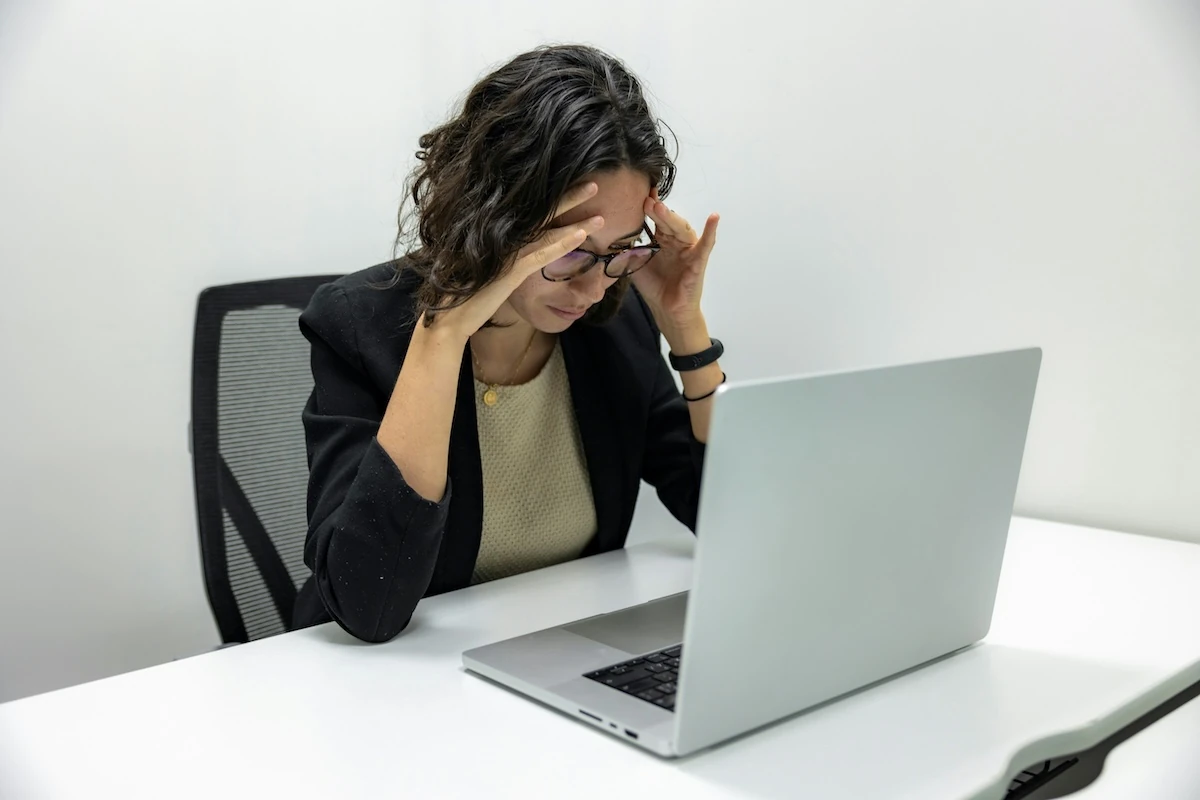Employée stressée illustrant les risques psychosociaux liés au travail