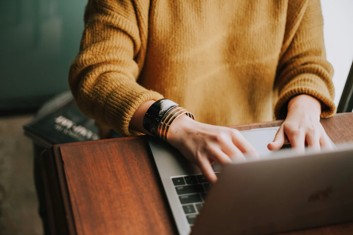 Femme choisissant un organisme de formation fiable pour organiser des formations obligatoires en entreprise