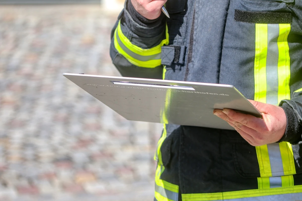 Employeur réalisant une enquête auprès de ses salariés pour mettre à jour son DUERP