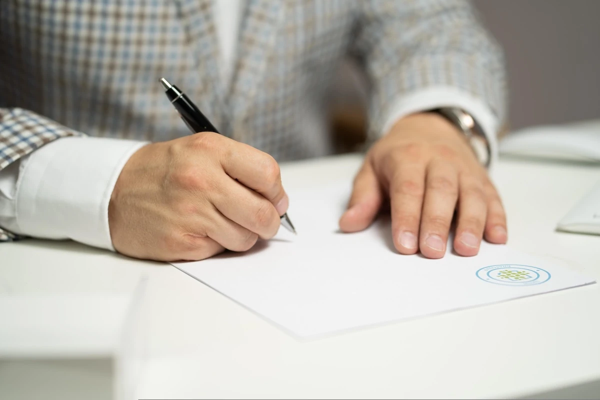 Employeur réalisant son document unique d'évaluation des risques professionnels