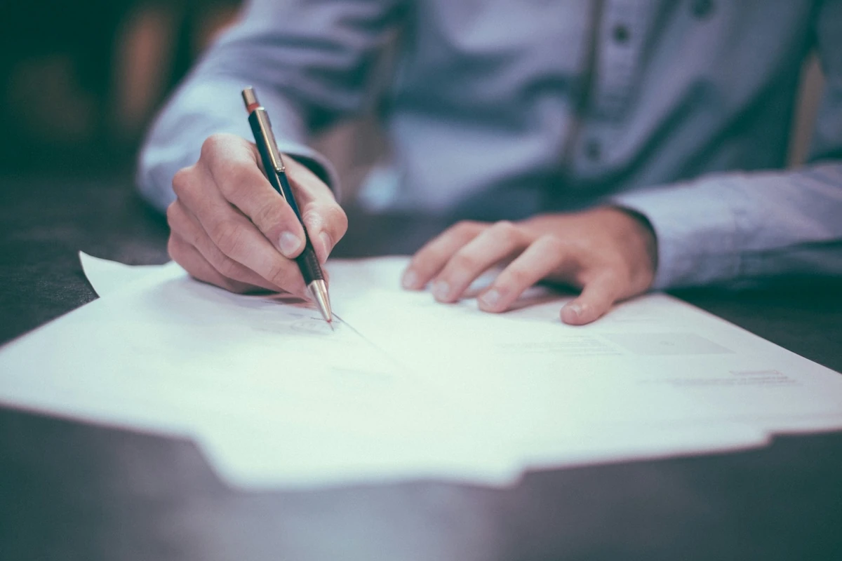 Employeur mettant à jour son DUERP
