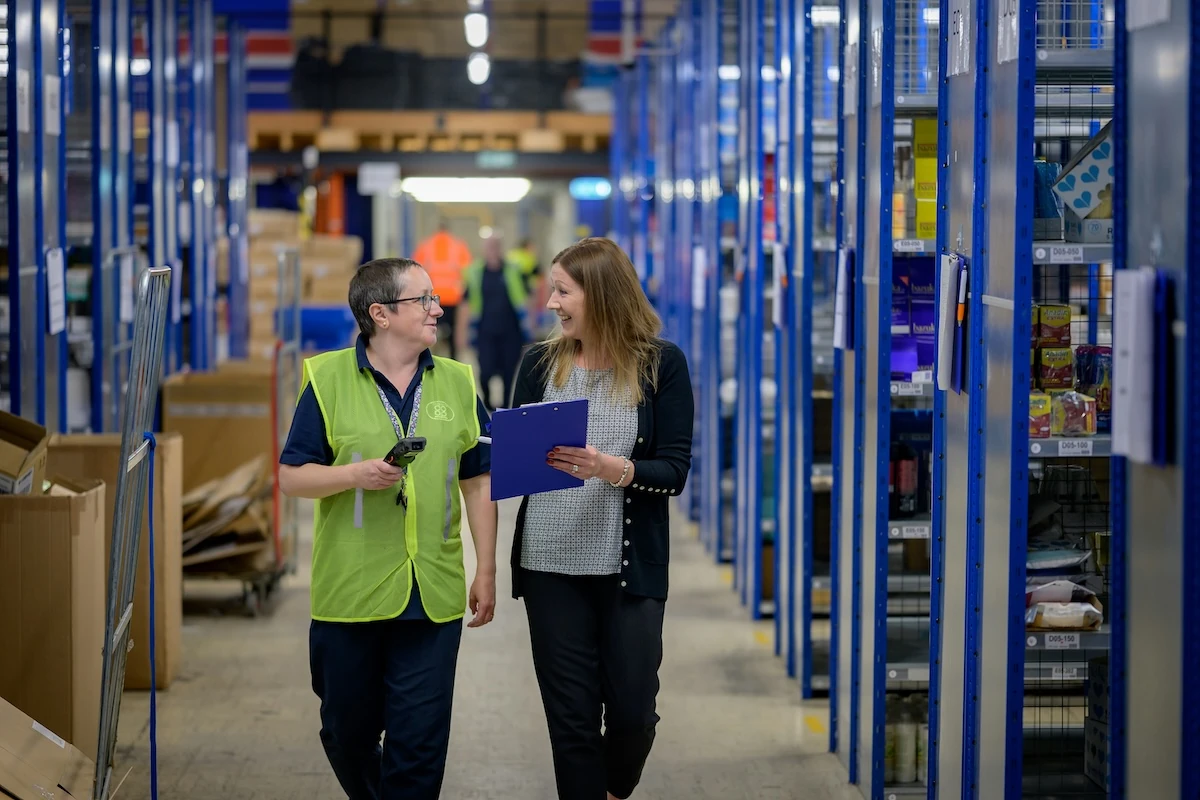 Employeur questionnant ses salariés pour mettre à jour son DUERP